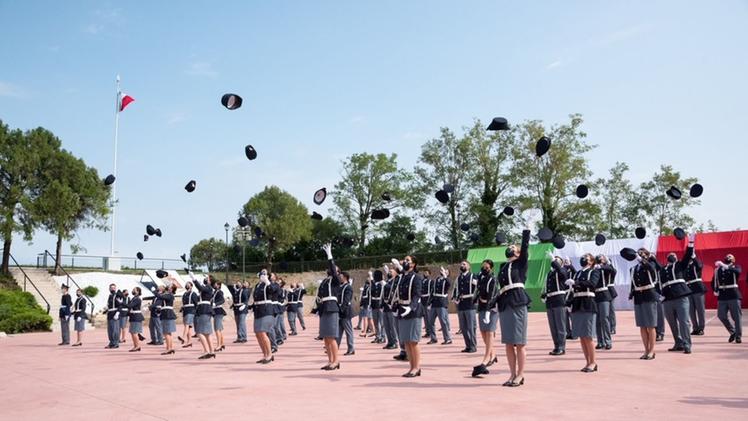 Il lancio del cappello degli allievi della Scuola di polizia di Peschiera