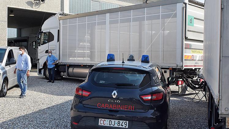 Davide Deboli, l’autista di 47 anni morto a Nogarole RoccaL’auto dei carabinieri accanto al camion nel piazzale della ditta Zobbi FOSERVIZIO DIENNE