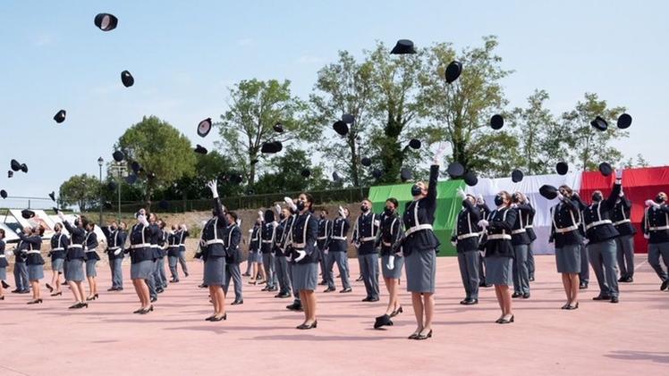 Il lancio del cappello A fine cerimonia agli allievi è consentito, simbolo di gioia, lanciare il loro cappello in aria