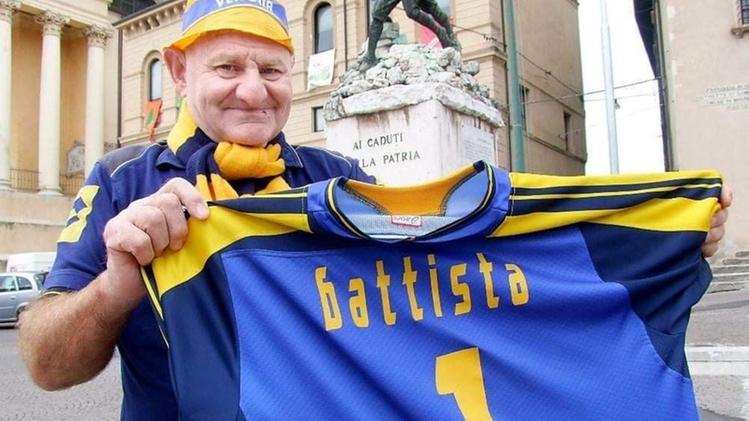 Giovanni Battista Dian in piazza a Monteforte con la maglia dell’Hellas: numero 1