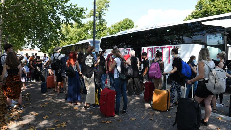 I passeggeri spostati sui bus (foto Pecora)