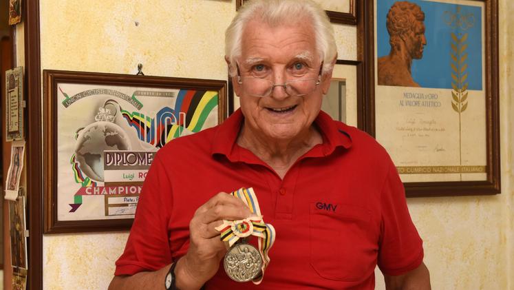 Luigi Roncaglia mostra il suo argento olimpico di 57 anni fa (Dienne)