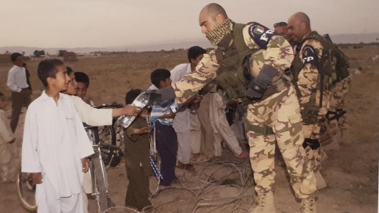 I bambini afghani vicino al Camp Arena allestito dai militari proprio in omaggio alla nostra città FOTO DELL’AERONAUTICA