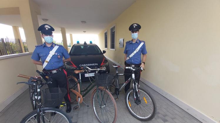 I carabinieri con le bici recuperate