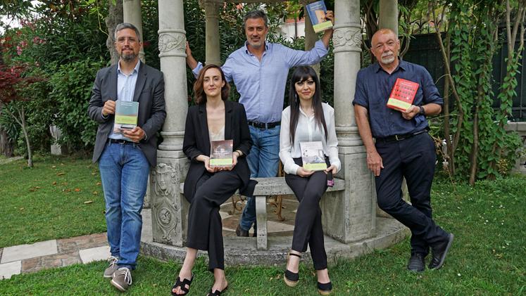 I finalisti, da sinistra: Paolo Malaguti, Andrea Bajani, Paolo Nori, Carmen Pellegrino e Giulia Caminito,