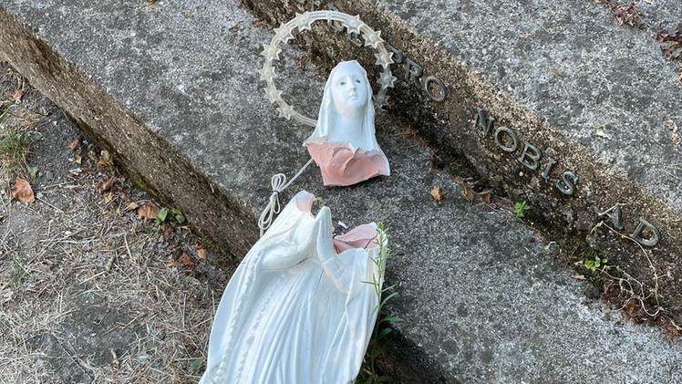 La statua della Madonnina danneggiata dai vandali a Pradelle (Diennefoto)