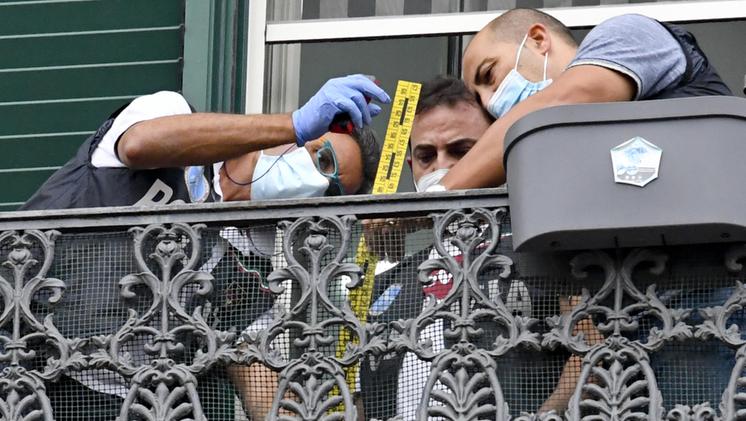 I rilievi della polizia scientifica sul balcone da dove è precipitato il bimbo