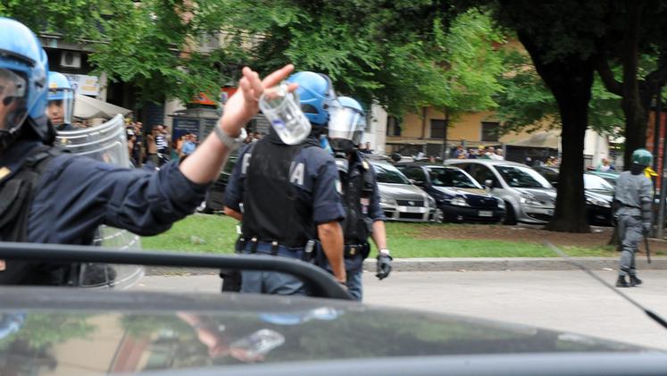 I poliziotti mostrano un bicchiere di birra lanciato verso di loro (Foto Archivio)