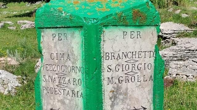 Lo storico cippo segnavia imbrattato da un vandalo di vernice verde