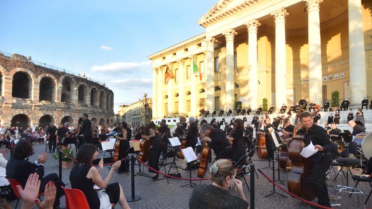 L'orchestra della Fondazione Arena in una esibizione in Bra nel 2020 (Marchiori)