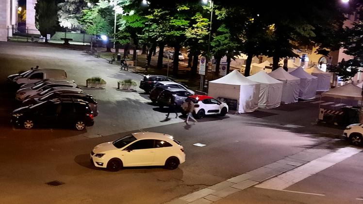Caos parcheggi a San Zeno, l'auto bianca in sosta per ore in mezzo alla strada