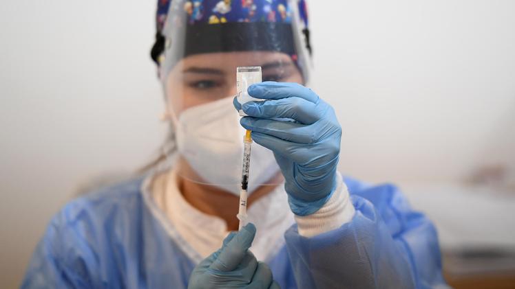 Un' operatrice sanitaria prepara una dose di vaccino