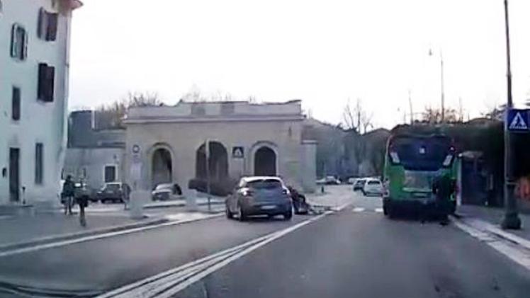 Un fermo immagine del video girato da un’automobilista