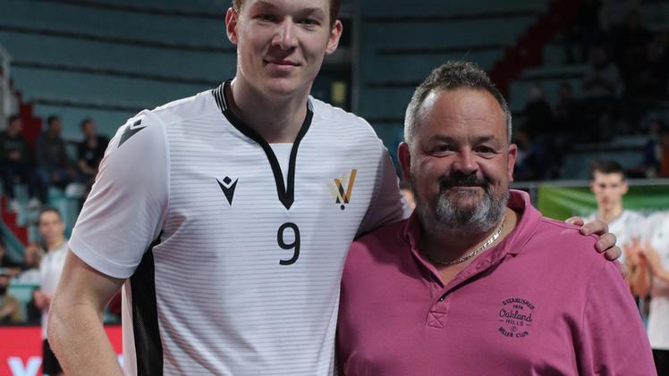 Verona Volley festeggia la terza vittoria al torneo di ToursRapha, il palleggiatore brasiliano di Verona Rok Mozic, dopo la sfida con il Montpellier, di nuovo premiato Mvp