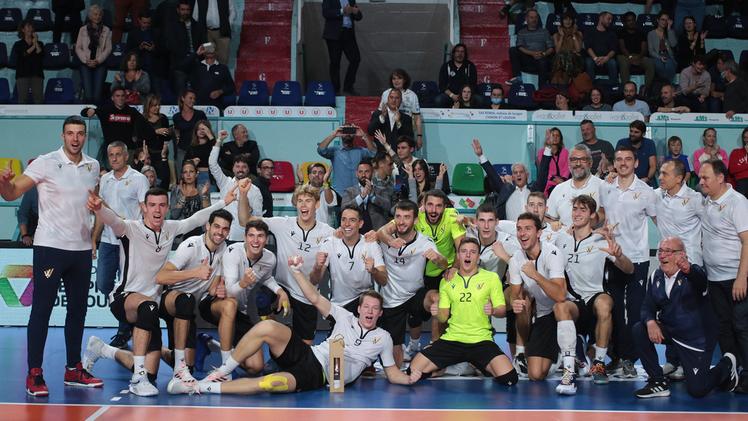 Verona Volley a Tours festeggia la vittoria nel quadrangolare giocato con il Montpellier, il Knack e i padroni di casa del ToursAsparuh Asparuhov impegnato in ricezione