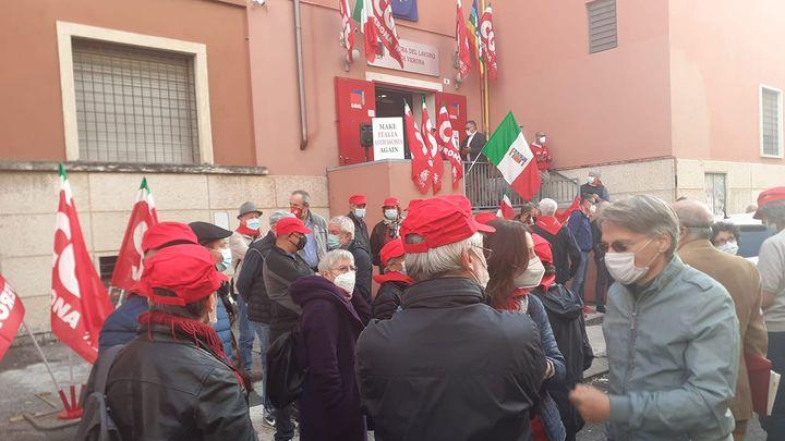 Presidio davanti alla sede della Cgil di via Settembrini (foto Fb @MicheleBertucco)