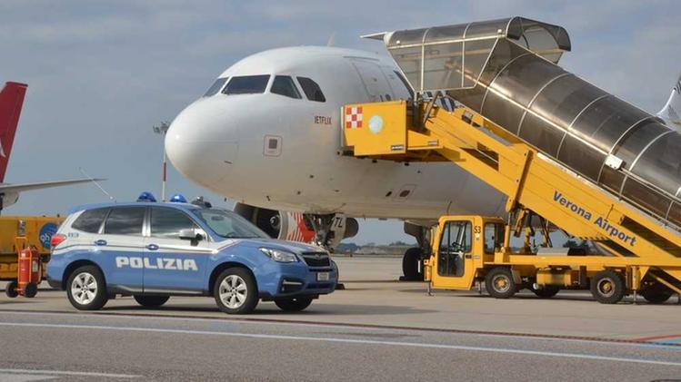 La polizia all'aeroporto di Villafranca