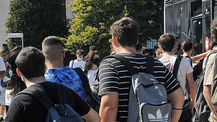 Studenti alla fermata dell'autobus a Porto (foto archivio)