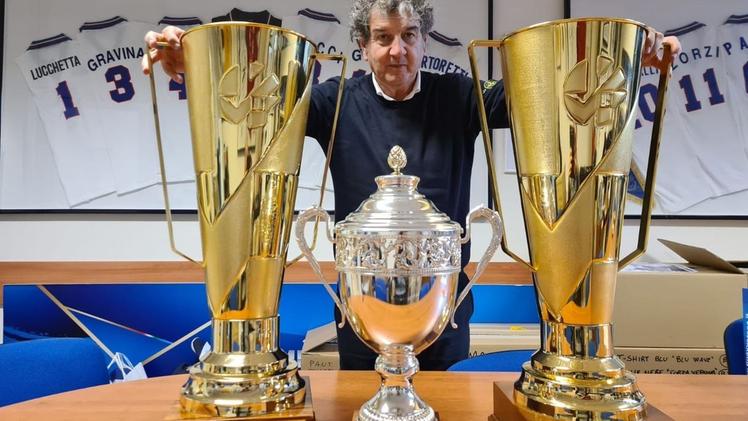 Le coppe azzurre   Stefano Bianchini, presidente Fipav Verona, con i trofei conquistati dalle Nazionali azzurre