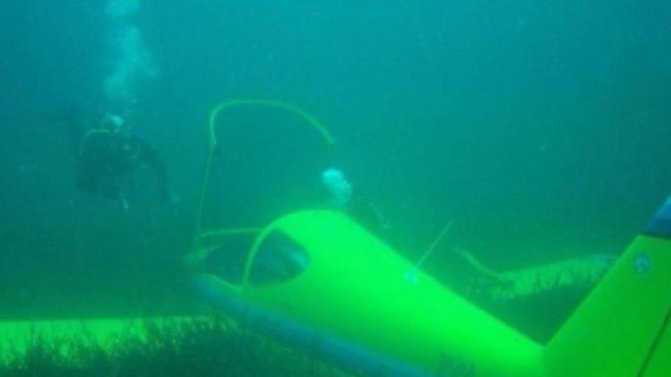 L'aereo da turismo che è stato fatto sprofondare nel lago di Garda per l’esercitazione