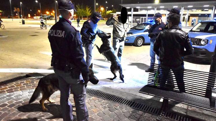 La polizia con i cani antidroga durante i controlli in zona stazione Porta Nuova