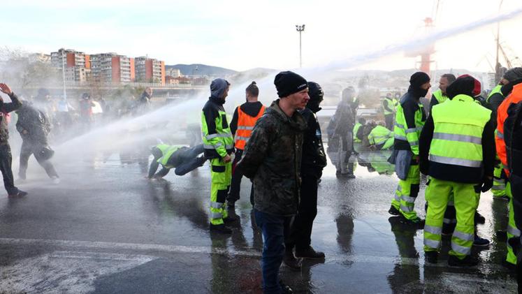 Gli idranti sui manifestanti al porto di Trieste