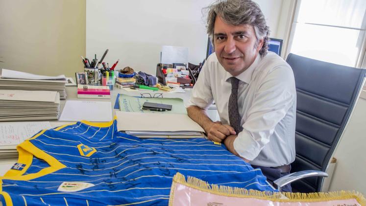 Il sindaco Sboarina con la maglia gialloblù dell'Hellas