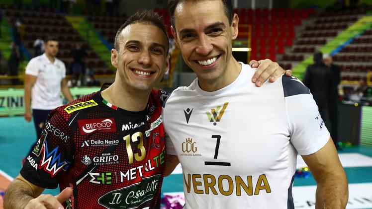 Verona Volley festeggia un punto nella partita all’AgsmForum contro Perugia FOTOEXPRESSRapha, a destra, con Massimo Colaci, un altro “ever greem della stagione