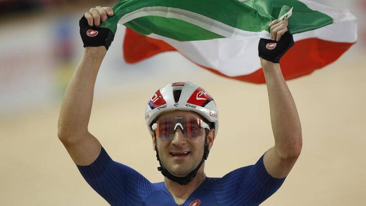 Elia Viviani festeggia l’oro mondiale col quale ha chiuso trionfalmente la stagione