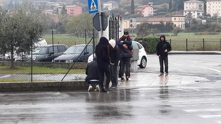 Gli amici pregano sul luogo dell'incidente di Francesca, a Caprino