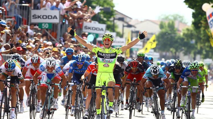 Andrea Guardini vince in volata a Vedelago, al Giro 2012, bruciando in volata Mark Cavendish