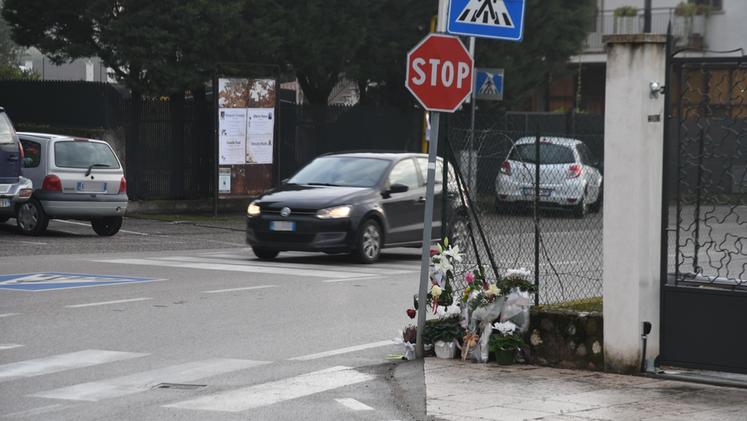 Fiori sul luogo dell'incidente a Caprino (foto Pecora)