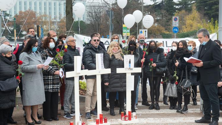 La cerimonia nel piazzale vittime delle Strade (foto Marchiori)