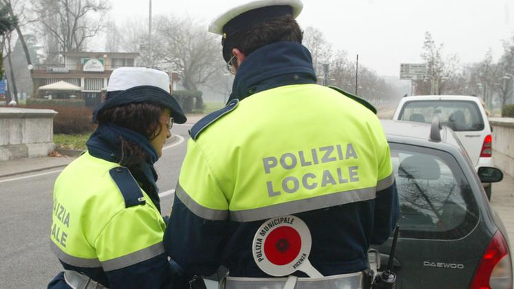 Agenti della polizia locale (foto archivio)