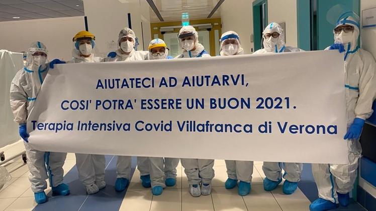 Gli infermieri dell'ospedale Magalini con lo striscione esposto lo scorso anno  che invitava alla prudenza durante emergenza Coronavirus