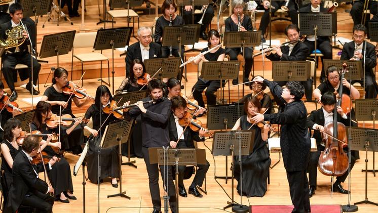 Il direttore Andrea Battistoni e il flautista Tommaso Benciolini alla Suntory Hall di Tokyo