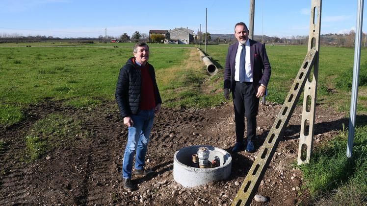 Adriano Cordioli e Roberto Dall’Oca a Dossi di Prabiano, davanti al nuovo impianto di irrigazione  FOTO PECORA