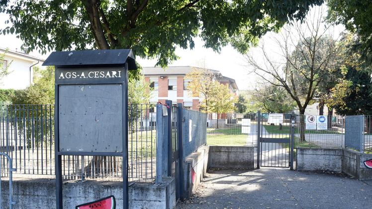 L’ingresso della scuola primaria Cesari di via Marconi, a San Giovanni Lupatoto