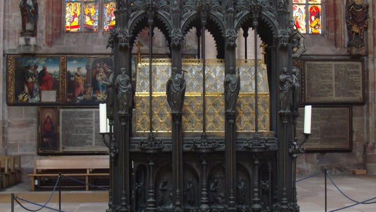 Norimberga: particolare di due dei piedini sul quale poggia l’artistico sarcofago della chiesa di San SebaldoChiesa di San Sebaldo: il sarcofago con piedini a forma di chiocciole 