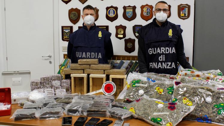 La droga e il materiale sequestrati dalla Guardia di Finanza di Verona