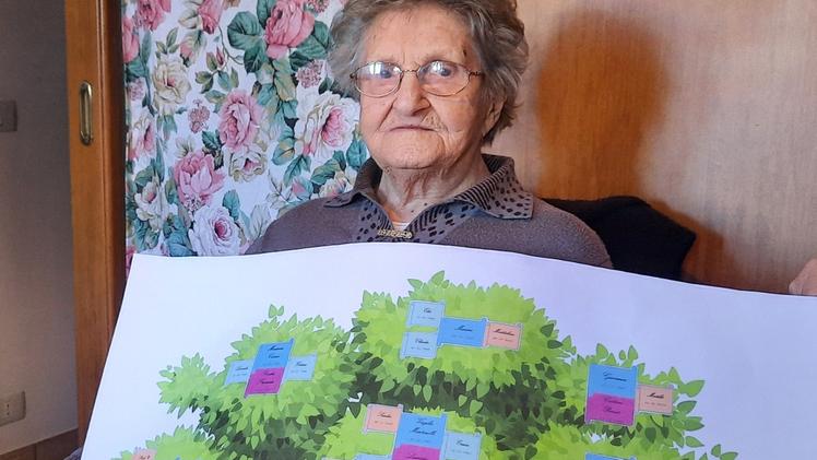 Maria Mettifogo mostra l’albero genealogico della sua famiglia