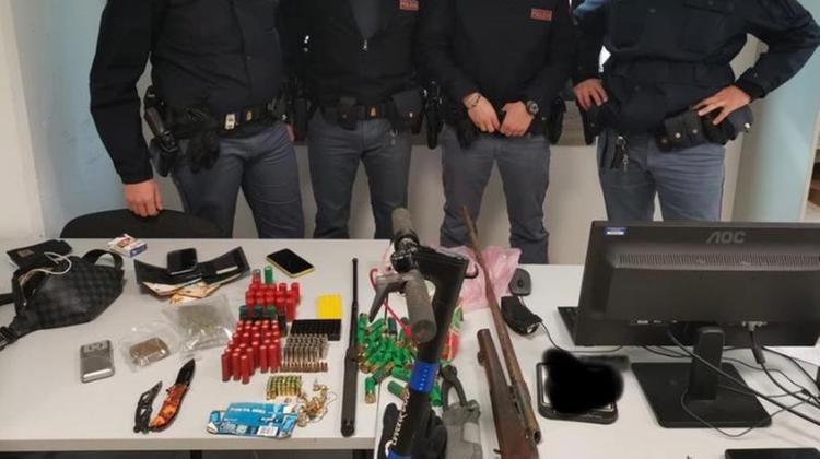 Armi e materiale sequestrato dagli agenti