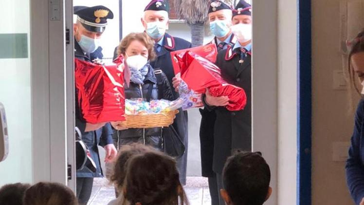 San Bonifacio, pacchi dono ai bimbi delle scuole dell'infanzia da parte di Carabinieri e Anc