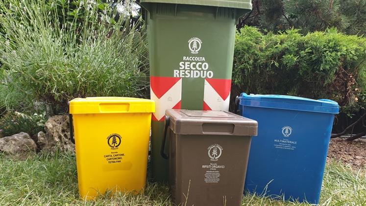 Bidoni per la raccolta differenziata dei rifiuti