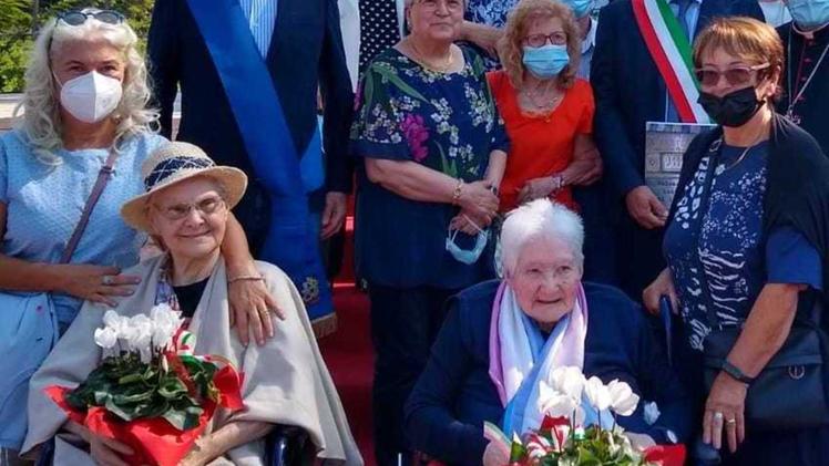 Rosa Righetti e Argia Rizzotti alla cerimonia al monumento agli ex internati