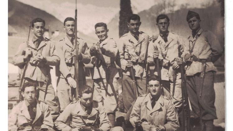Olindo Bussi, primo in alto a sinistra, nel 1941