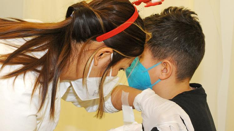 Un bambino  si sottopone alla vaccinazione a Legnago FOTO DIENNEFOTO