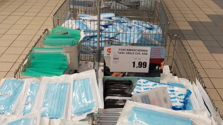 Fai da te Confezioni di tamponi rapidi in vendita in un supermercato