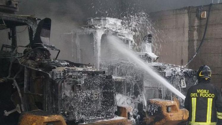 Il fuoco ha bruciato alcuni macchinari oltre ai rifiuti depositati nel capannone, provocando un odore devastante in tutta la zona