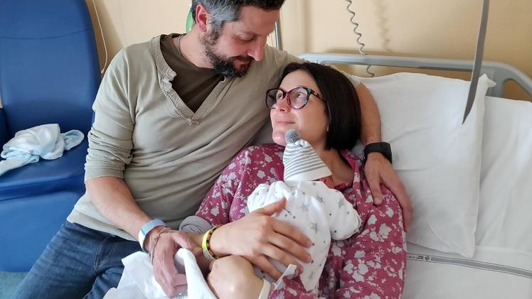 Il sindaco con la compagna Emanuela e il piccolo Leonardo in ospedale
